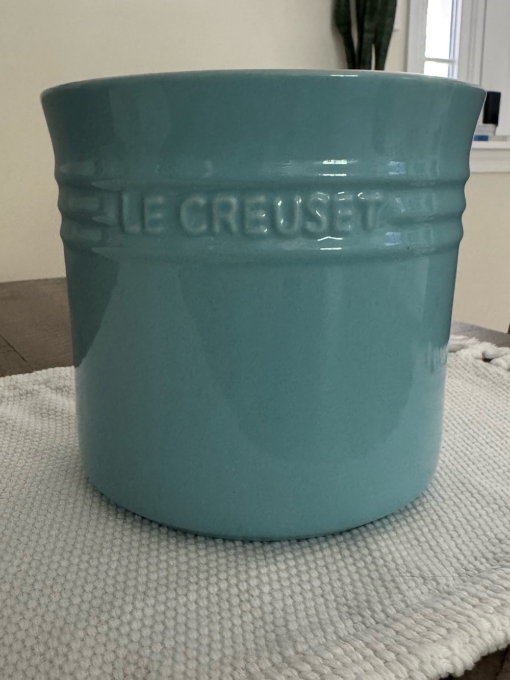 Le Creuset Utensil Crock 2.75 qt. Like new.